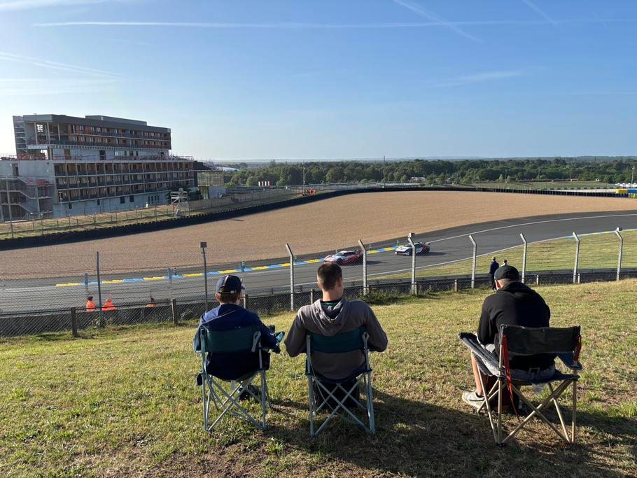 Nedělní ráno na okruhu. Než začnou testy před 24h Le Mans, dostanou ještě na slavné trati prostor speciály značky Ligier.