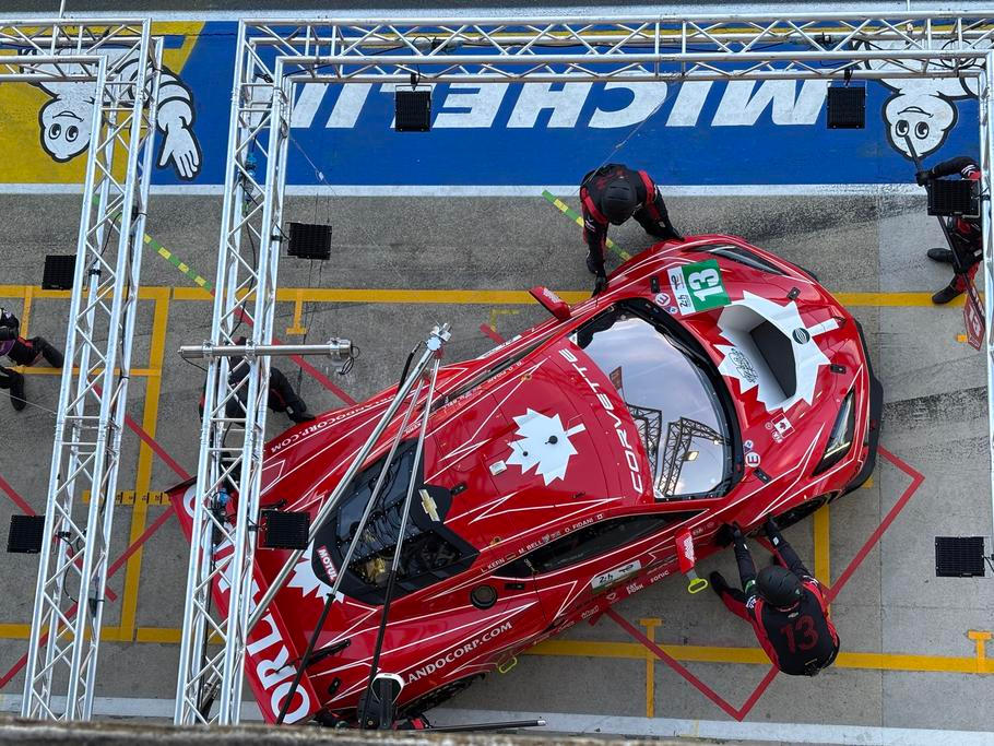 Kanadský tým 13 Autosport a jeho Corvette Z06 LMGT3-R v boxech.