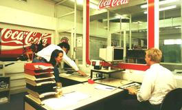 90. léta a moderní kanceláře Coca-Coly byly porevolučním splněním amerického snu v Česku. Někteří tehdejší zaměstnanci v Coca-Cole pracují dodnes.