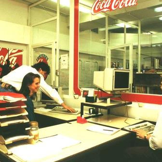 90. léta a moderní kanceláře Coca-Coly byly porevolučním splněním amerického snu v Česku. Někteří tehdejší zaměstnanci v Coca-Cole pracují dodnes.