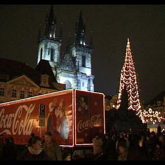 Kamion na Staroměstském náměstí? V nultých letech nového milénia bylo možné všechno – a ikonické vánoční kamiony s Coca-Colou lidé milují dodnes.
