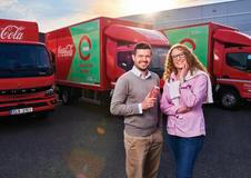 Made by Láďa a Ivana. Kampaň k 55. výročí přibližuje skutečné lidi, kteří se na výrobě Coca-Coly podílí.
