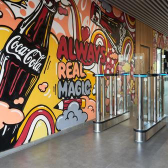 Kanceláře dnes. Zázemí se samozřejmě proměnilo, ale Coca-Cola zůstává stále stejná.