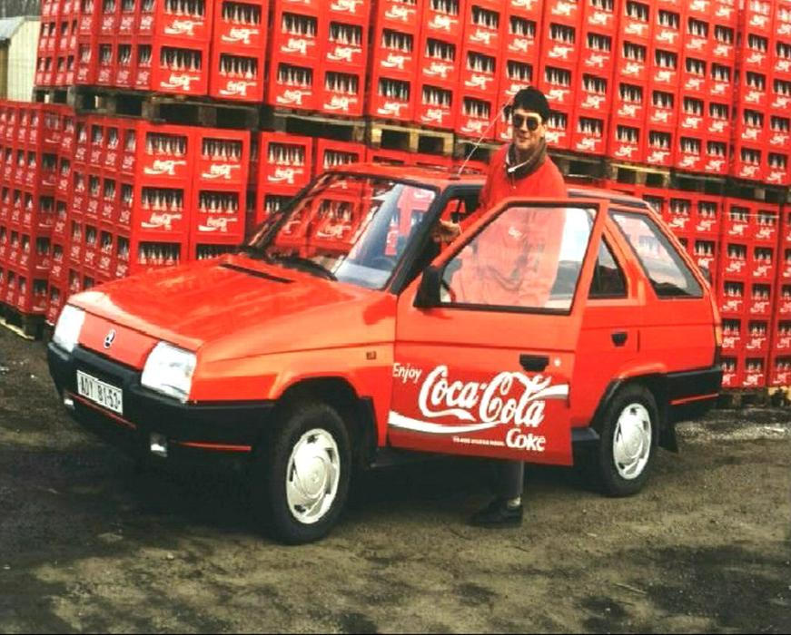 Škoda Favorit v ikonickém červeném odstínu.