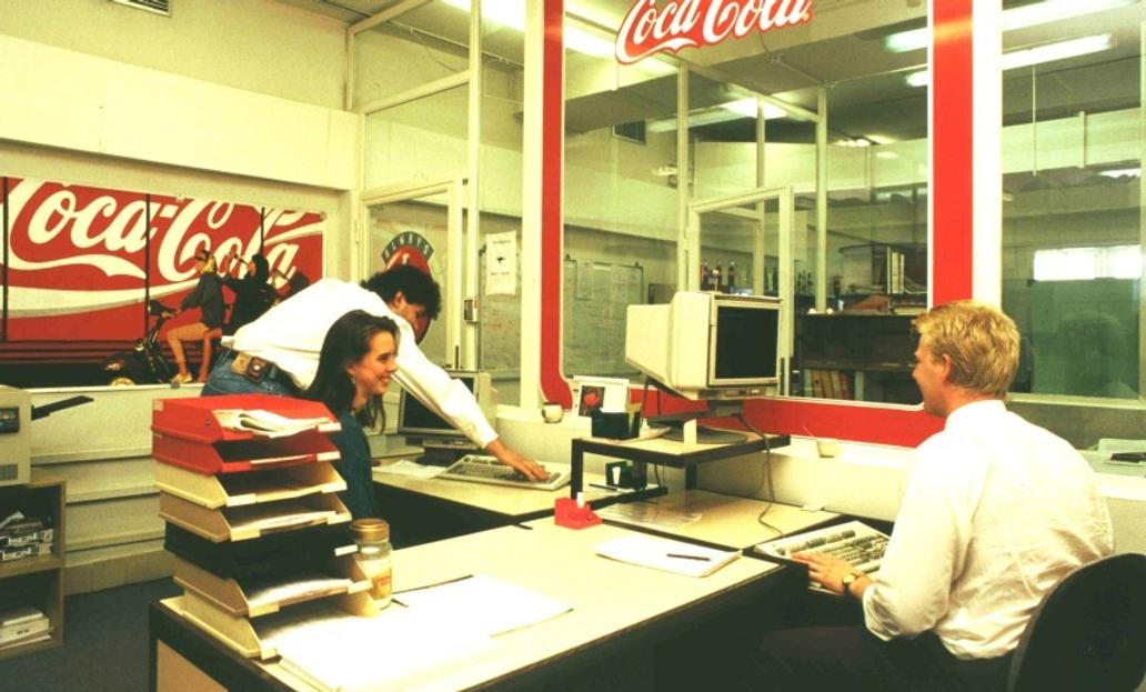 90. léta a moderní kanceláře Coca-Coly byly porevolučním splněním amerického snu v Česku. Někteří tehdejší zaměstnanci v Coca-Cole pracují dodnes.