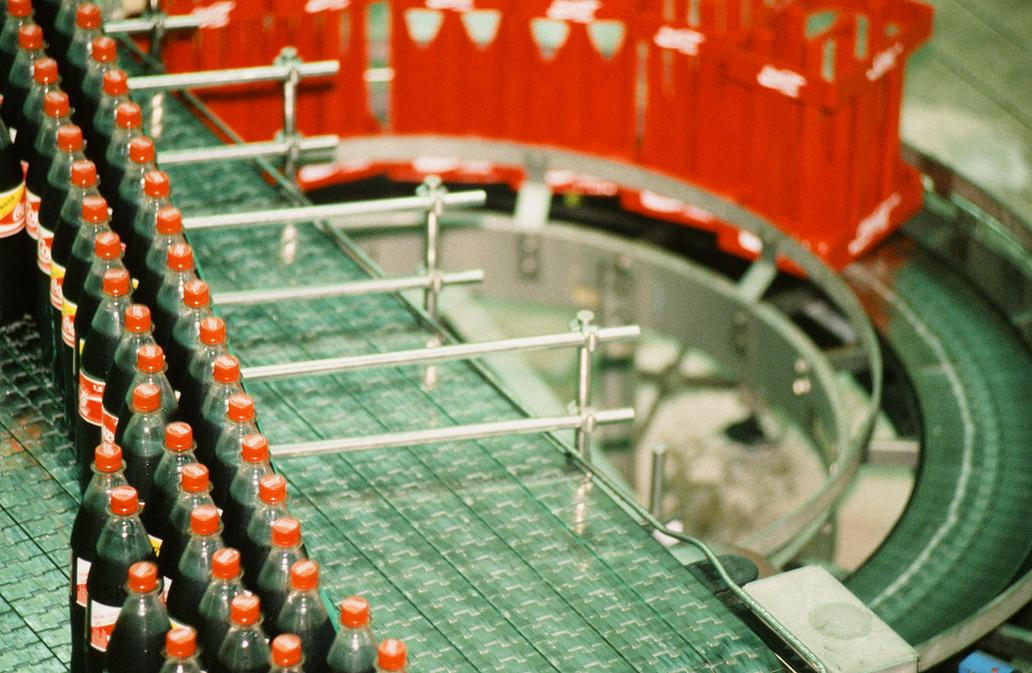 Moderní PET lahve byly „na Západě“ běžné už v 80. letech, Česko ale zaplavily až o dekádu později. Fotografie je z výroby z roku 1993, kdy se pražský závod otvíral.