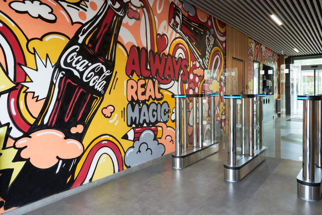 Kanceláře dnes. Zázemí se samozřejmě proměnilo, ale Coca-Cola zůstává stále stejná.