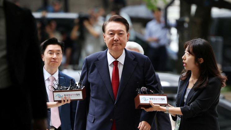 Někdejší jihokorejský prezident Jun Sok-jol (na snímku při příchodu k soudu) vyhlásil stanné právo 3. prosince 2024 kvůli údajným sympatiím opozice vůči Severní Koreji a protistátní činnosti opozičních představitelů. Jen několik hodin po jeho vyhlášení se proti prezidentovu kroku postavil parlament a výjimečný režim nakonec zrušila vláda.