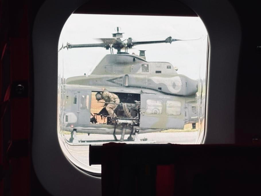 Ještě než novináři mohli v Dęblině vystoupit z dopravního letounu Casa, na ploše vedle něj přistál jeden ze strojů UH-1Y, které česká armáda vyslala na obranu Polska.