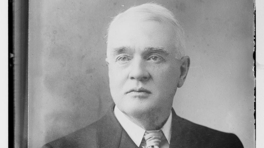 Horace Fletcher, americký samouk v oboru výživy, kterému přezdívali Velký žvýkač, věřil, že jídlo by se mělo kousat, dokud nebude v podstatě tekuté. 