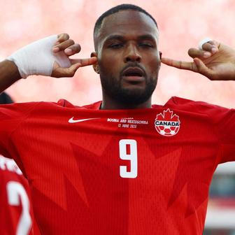 Cyle Larin slaví gól v zápase MS 2026 Kanada - Bosna a Hercegovina.