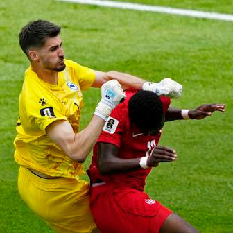 Nikola Vasilj a Tani Oluwaseyi v zápase MS 2026 Kanada - Bosna a Hercegovina