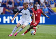 Jovo Lukič a Ismaël Koné v zápase MS 2026 Kanada - Bosna a Hercegovina