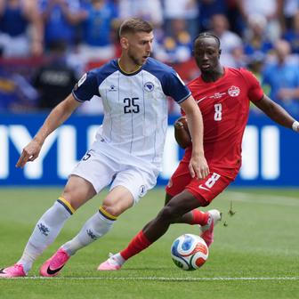 Jovo Lukič a Ismaël Koné v zápase MS 2026 Kanada - Bosna a Hercegovina