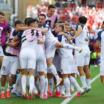 Bosenští hráči slaví gól v zápase MS 2026 Kanada - Bosna a Hercegovina.