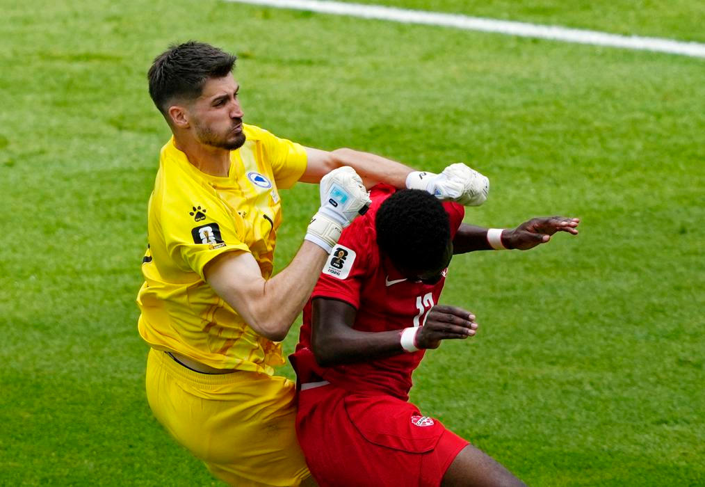 Nikola Vasilj a Tani Oluwaseyi v zápase MS 2026 Kanada - Bosna a Hercegovina