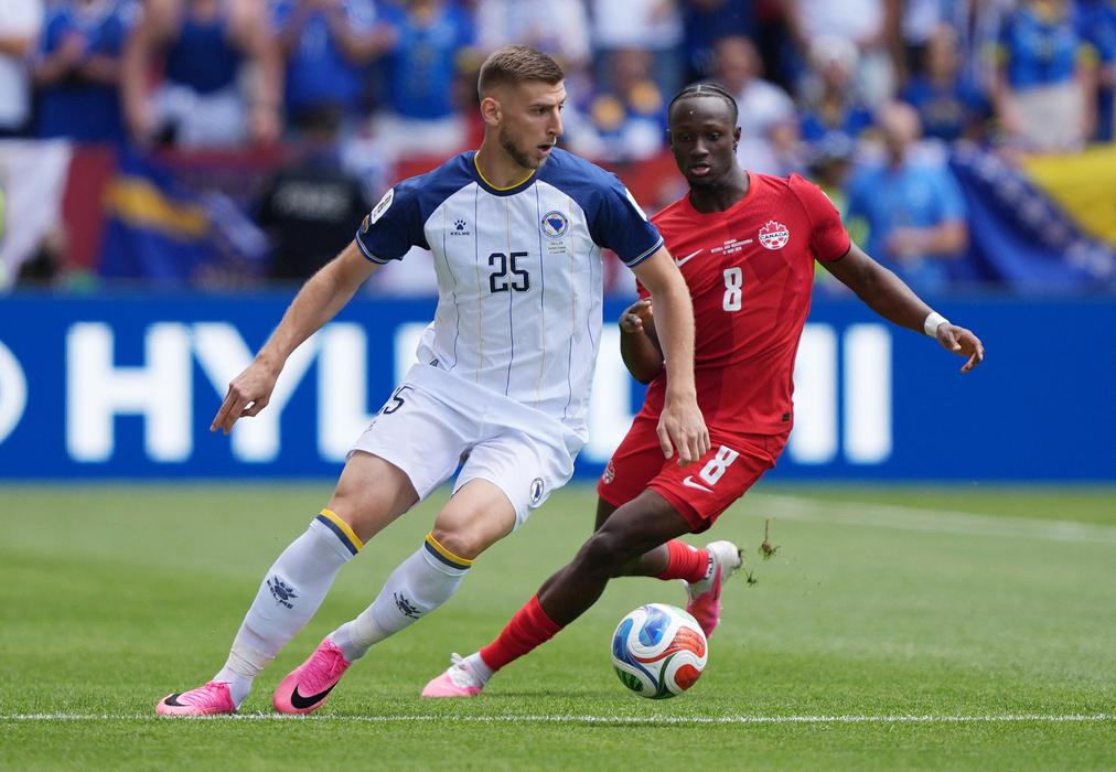 Jovo Lukič a Ismaël Koné v zápase MS 2026 Kanada - Bosna a Hercegovina