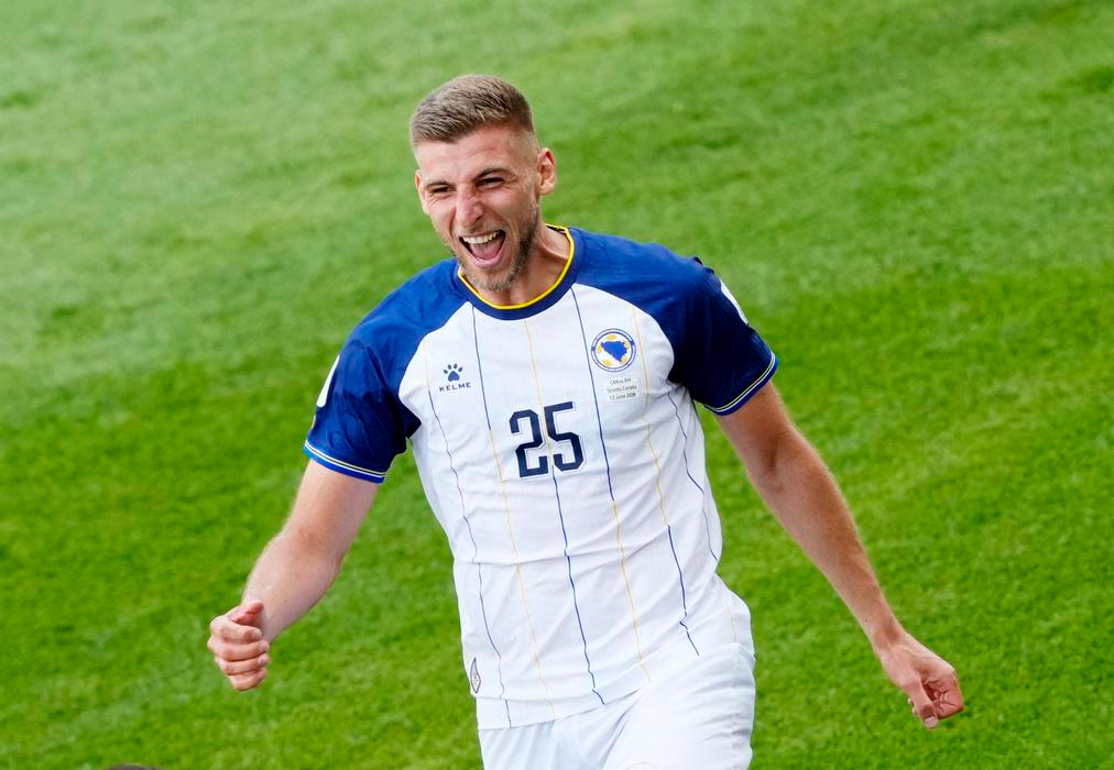 Jovo Lukič slaví gól v zápase MS 2026 Kanada - Bosna a Hercegovina.