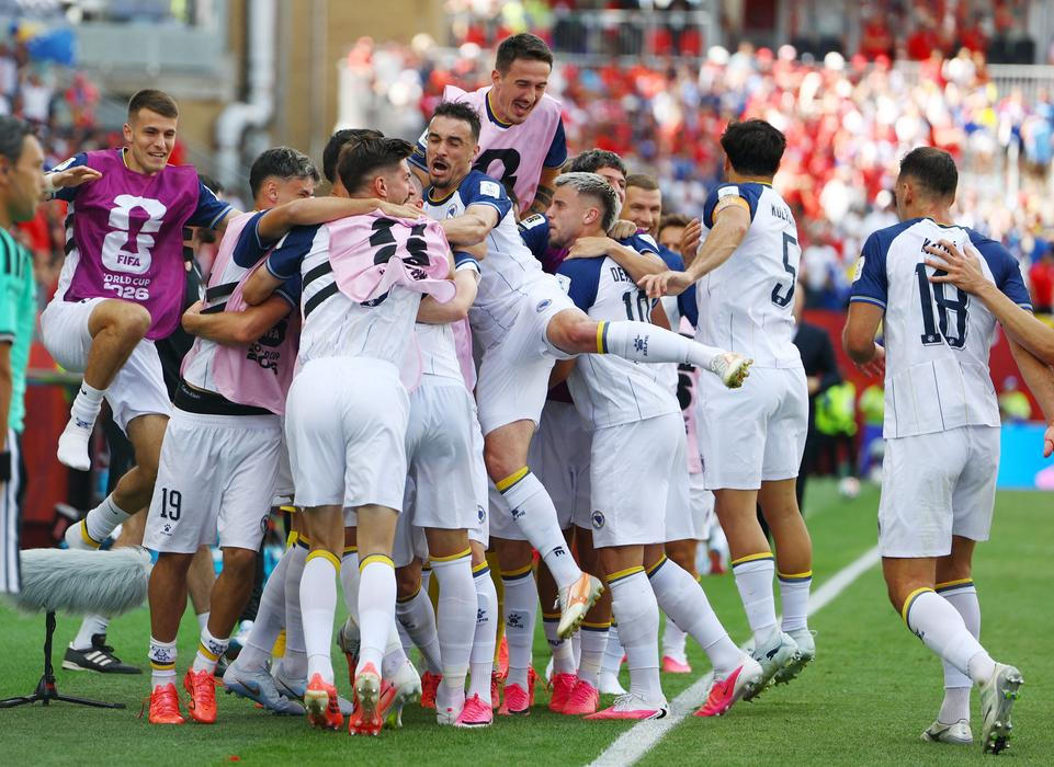 Bosenští hráči slaví gól v zápase MS 2026 Kanada - Bosna a Hercegovina.