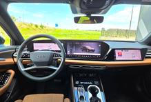 Standardně je motor spojený s pohonem všech kol a sedmistupňovým dvouspojkovým automatem, bez příplatků stojí takové auto skoro dva miliony.
