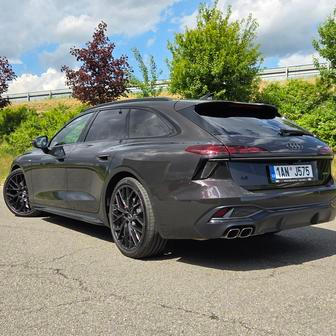 Standardně jde o mildhybrid, elektromotor pomáhá s rozjezdy nebo pokrývat prodlevy motoru a převodovky.