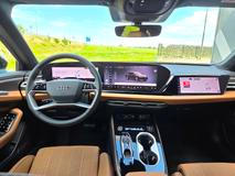 Standardně je motor spojený s pohonem všech kol a sedmistupňovým dvouspojkovým automatem, bez příplatků stojí takové auto skoro dva miliony.