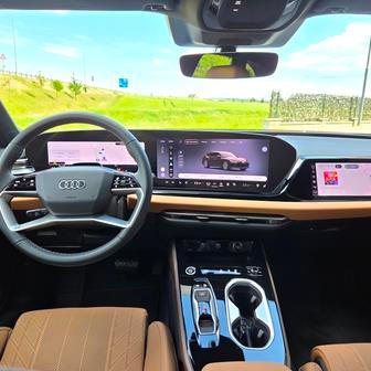 Standardně je motor spojený s pohonem všech kol a sedmistupňovým dvouspojkovým automatem, bez příplatků stojí takové auto skoro dva miliony.