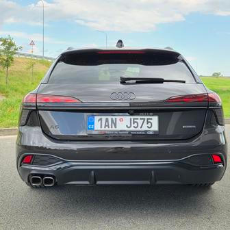 Audi ubralo na chromovaných prvcích, nahradilo je minimálně v některých výbavách sportovnější černou.