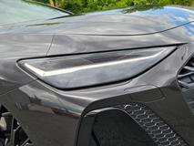 Standardem jsou Matrix LED světla se stálým dálkovým svícením a vykrýváním protijedoucích vozidel. Fungují skvěle. Testované auto pak mělo jejich vylepšenou digitální verzi za 39 200 korun.