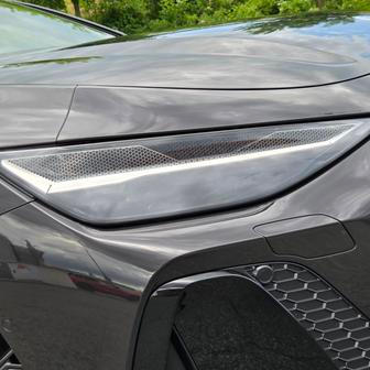 Standardem jsou Matrix LED světla se stálým dálkovým svícením a vykrýváním protijedoucích vozidel. Fungují skvěle. Testované auto pak mělo jejich vylepšenou digitální verzi za 39 200 korun.