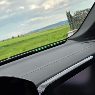 Že auto bliká signalizují i zelené diody v horní části palubní desky.
