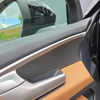 Příplatkové audio Bang & Olufsen se 16 reproduktory hraje parádně.