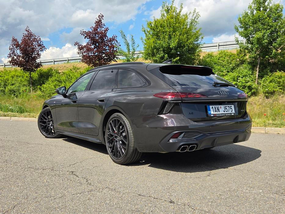 Standardně jde o mildhybrid, elektromotor pomáhá s rozjezdy nebo pokrývat prodlevy motoru a převodovky.