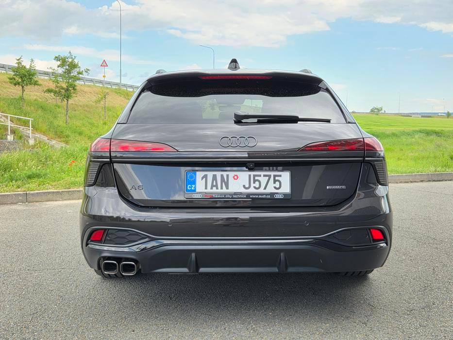 Audi ubralo na chromovaných prvcích, nahradilo je minimálně v některých výbavách sportovnější černou.