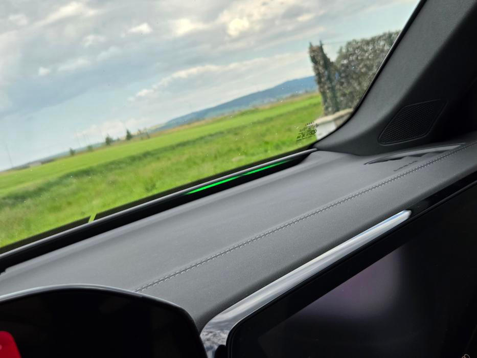 Že auto bliká signalizují i zelené diody v horní části palubní desky.