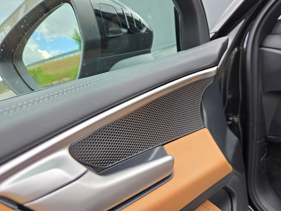 Příplatkové audio Bang & Olufsen se 16 reproduktory hraje parádně.
