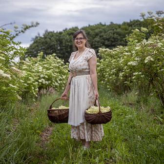 Renata Vondráková bývala projektovou manažerkou a propojovala zemědělce s lidmi. Právě tato dovednost jí po loňské zničené úrodě nebývale pomohla: díky medializaci i podpoře lidí z  jejich online komunity se podařilo vše dotáhnout do konce.
