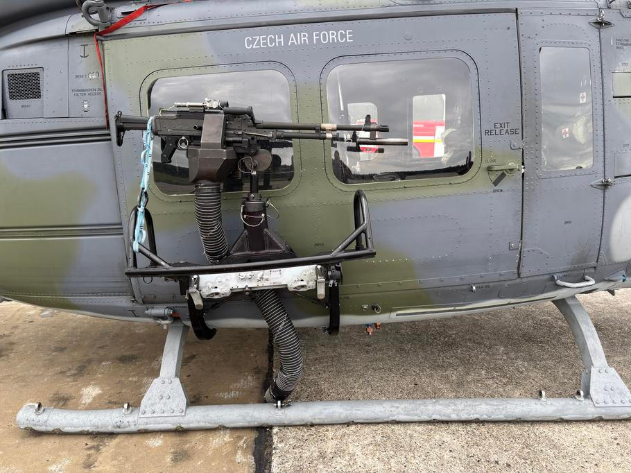 Stroje UH-1Y české armády jsou při své polské misi vyzbrojeny dvěma kulomety - každý je zavěšen z jedné strany vrtulníku.