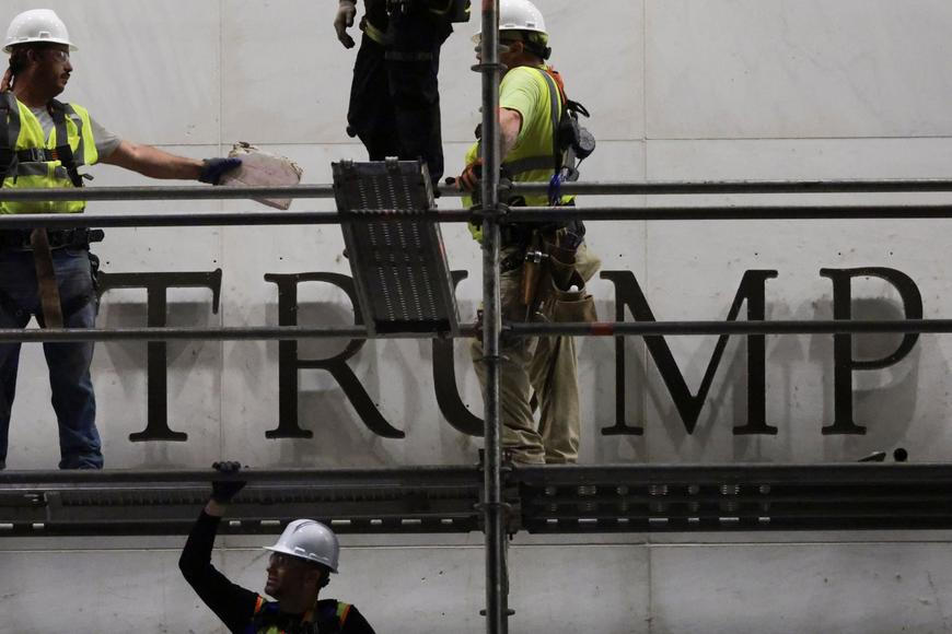 „Sundejte ho!“ Dělníci začali z budovy Kennedyho centra odstraňovat Trumpovo jméno