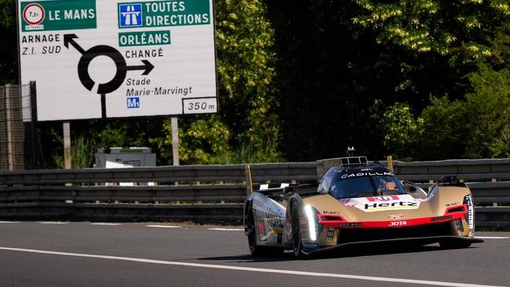 Většina z 13,7 kilometru dlouhého okruhu Circuit de la Sarthe vede po komunikacích, kde většinu roku probíhá běžný provoz. I to je kouzlo 24h Le Mans.