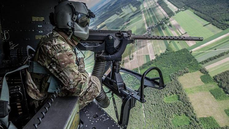 Ruské bezpilotní prostředky mohou vrtulníky UH-1Y české armády likvidovat kulomety umístěnými v bočních dveřích. Střelci jsou na obou stranách.