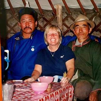 Lynn Stephenson vyměnila po šedesátce dům za cestování po světě a dnes má za sebou Afghánistán, Írán i nebezpečný pád na Cookových ostrovech, přesto tvrdí, že svého rozhodnutí nelituje.