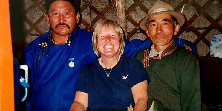 Lynn Stephenson vyměnila po šedesátce dům za cestování po světě a dnes má za sebou Afghánistán, Írán i nebezpečný pád na Cookových ostrovech, přesto tvrdí, že svého rozhodnutí nelituje.