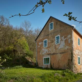 Nahoře je 6 apartmánů s vlastní koupelnou a také celé obytné podkroví s postelemi.