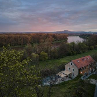 V okolí se nezapomeňte projít nekonečnými vinicemi rodiny Lobkowicz nebo se projet na loďce po Labi. 