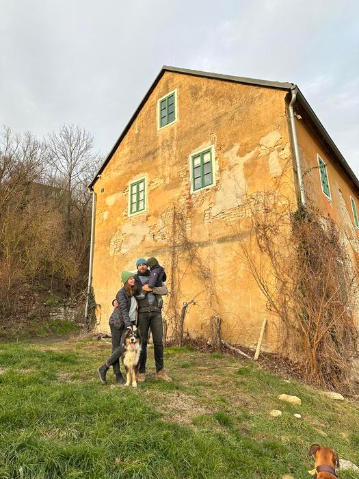 Dnes na stejném místě, kde tehdy stála ruina bez oken a dveří, provozuje se svou ženou Klárou svatební místo, které se záměrně vymezuje vůči klasickému pojetí luxusu.