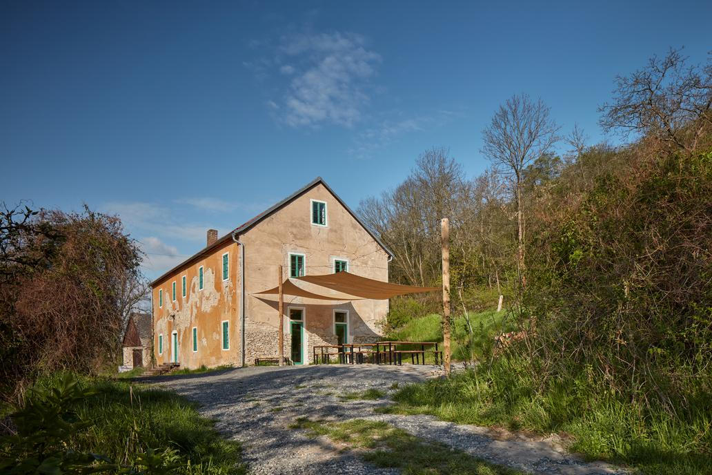 Když Eliáš Slunečko vzpomíná na moment, kdy poprvé uviděl Dům Na Lisu, nepopisuje architekturu ani technický stav. Mluví o náhodě, intuici a zvláštním pocitu, že některé věci si člověka prostě najdou samy. 