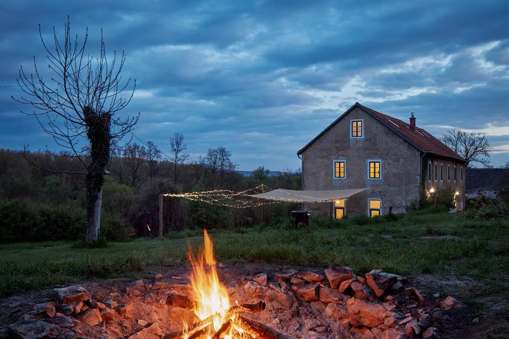 Na Lisu je dům na samotě v obci Brzánky nedaleko Roudnice nad Labem, na pravém břehu Labe pod bývalými vinicemi.