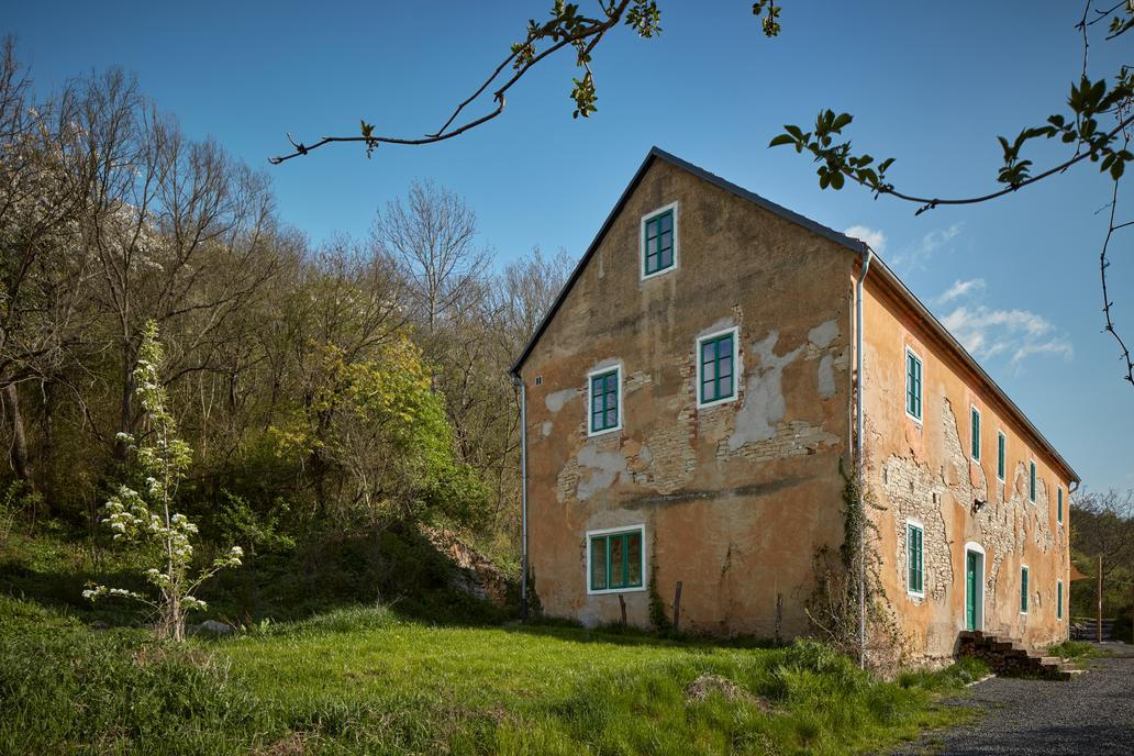 Nahoře je 6 apartmánů s vlastní koupelnou a také celé obytné podkroví s postelemi.