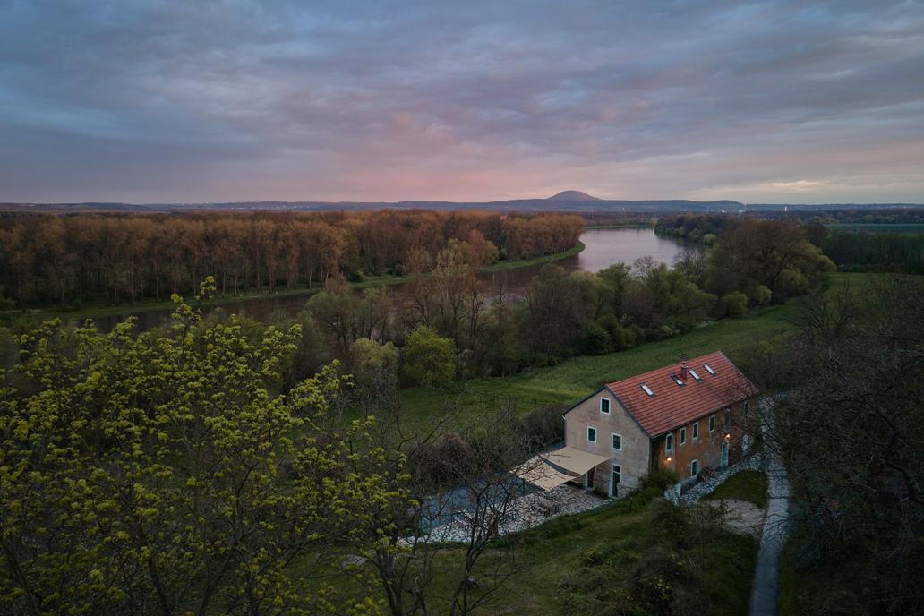 V okolí se nezapomeňte projít nekonečnými vinicemi rodiny Lobkowicz nebo se projet na loďce po Labi. 